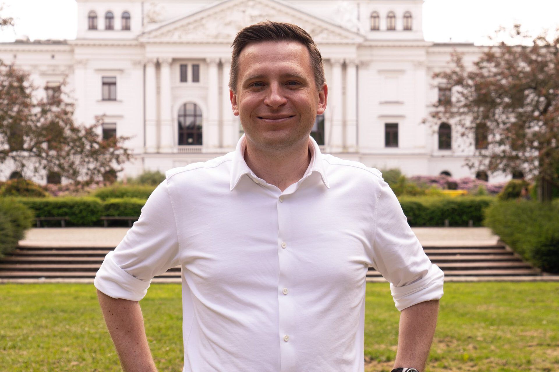 Sören vorm Rathaus