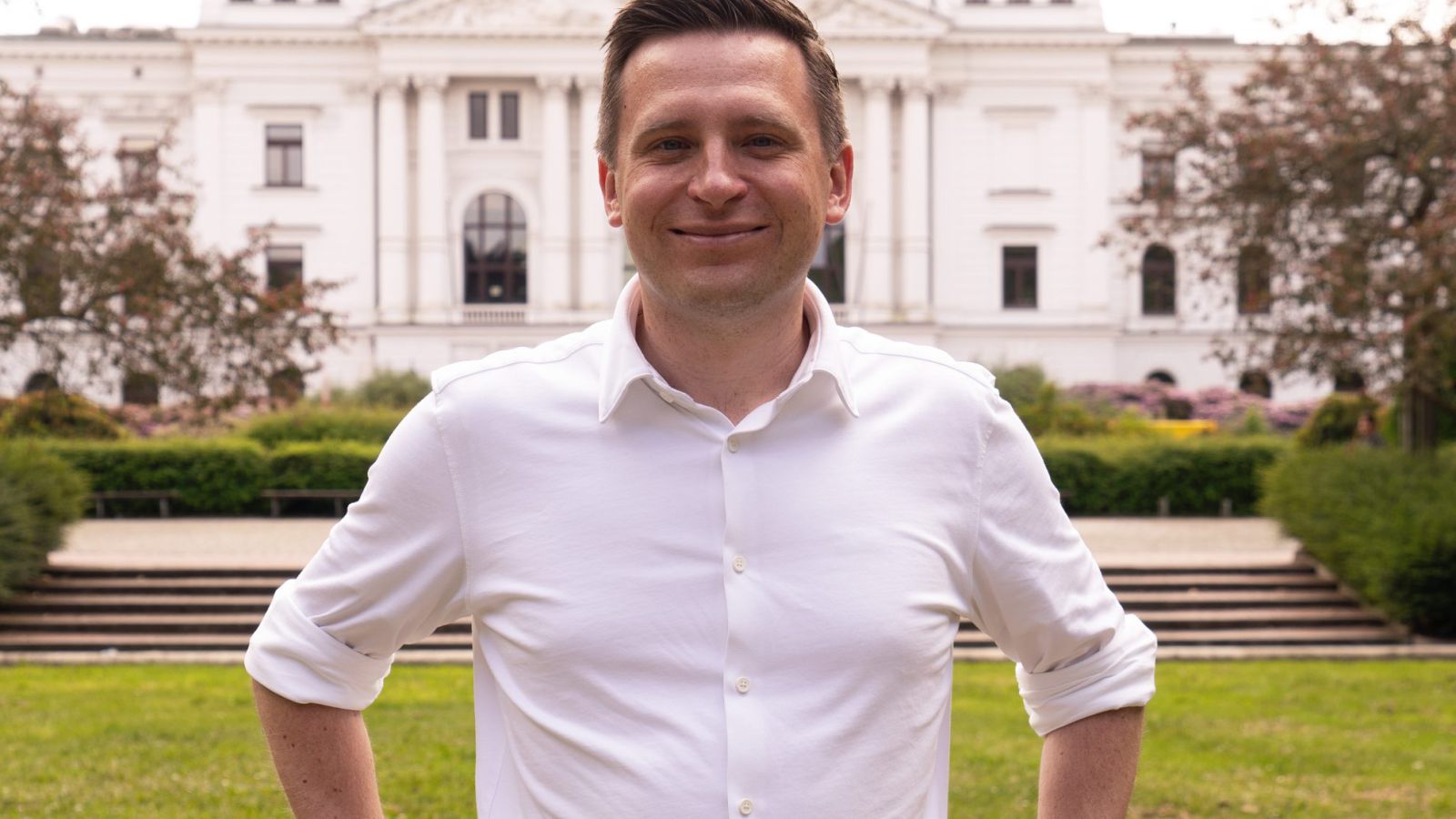 Sören Platten vor dem Rathaus Altona